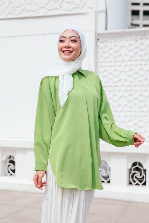 SHELLY BLOUSE 2.0 IN LIME GREEN
